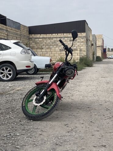 belarus 1221 qabaq di̇fi̇r zapçasi: Qırmızı rəngli şəhər tipli motosiklet - Rəng: qırmızı gövdə, yaşıl