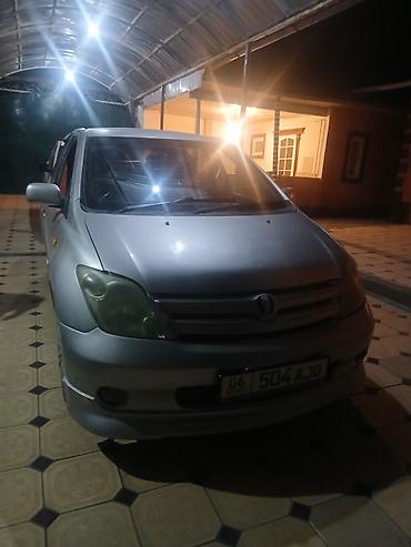 golf 4: Компактный хэтчбек серебристого цвета. Кузов: - 5 дверей, высокая — 1