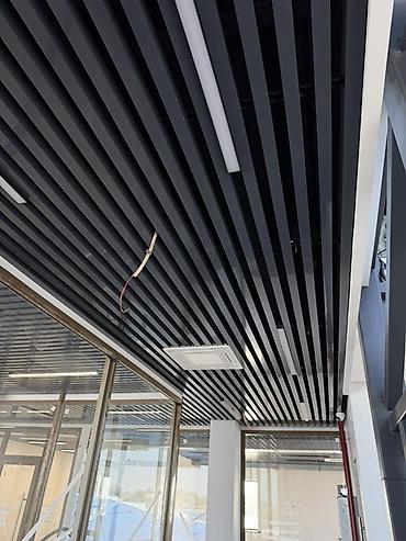 натожной патолок: Реечные потолки (алюминиевые, черные, матово‑глянцевые секции) — 1