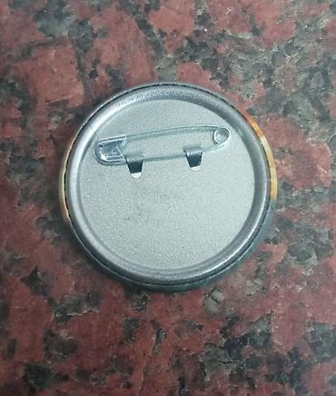 Значки, ордена и медали: Продаю значки 2 фигурные пластиковые, остальные круглые — 8