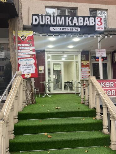 снять в аренду помещение под магазин: Dürüm Kabab • Məkan: - Açıq havada süni ot örtüklü kiçik terras