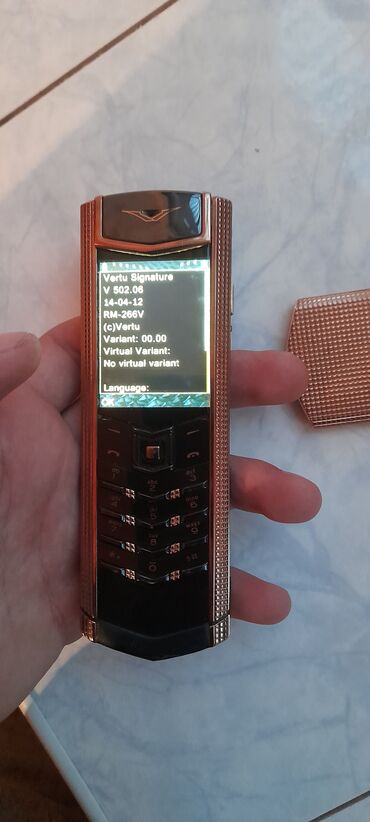 mini android telefonlar: Vertu Signature Touch, Düyməli