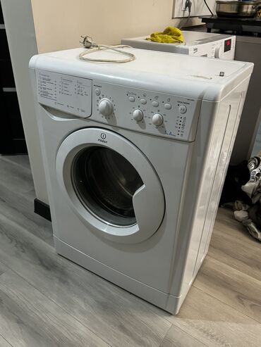 стиральные машины продажа: Стиральная машина Indesit, Б/у, Автомат, До 6 кг, Компактная