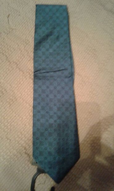 Qalstuklar: Təzə qutuda olan və istifadə edilmiş qalstuklar satılır. Təzəsi 6 — 5