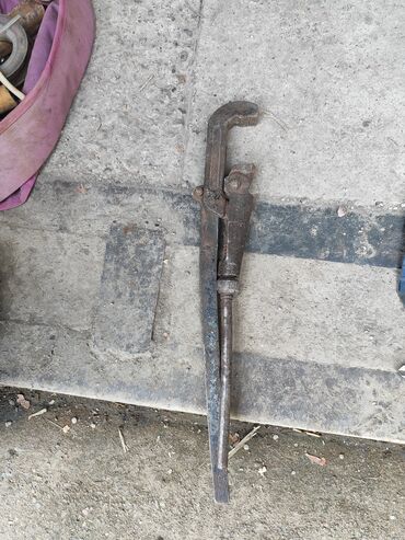 Наборы инструментов: Инструменты советские - молотки по 200 сом; ножницы по металлу большие — 13