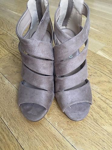 Basanoşka və səndəllər: Qadın ayaqqabısı – açıq burunlu, kəsişən zolaqlı sandal tipli model. - — 1