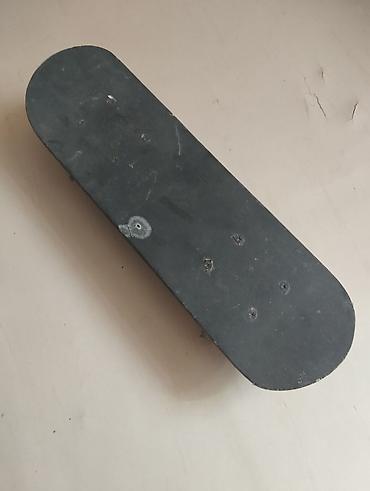 skeytbord: Mini skeytbord (barmaq skeyti/tech deck tipli) – qara gövdə və qırmızı — 1