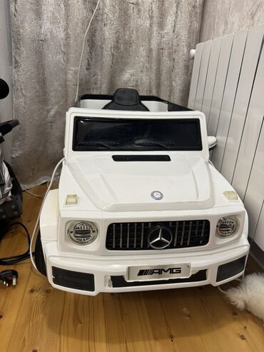 ag cins: Ağ rəngli, Mercedes-Benz AMG dizaynlı uşaq elektrik avtomobili. Real