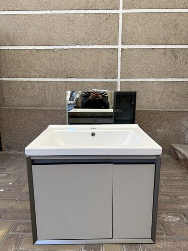 Toilet tables: Продаю комплект ванной мебели, тумба с раковиной и шкаф. Не дерево