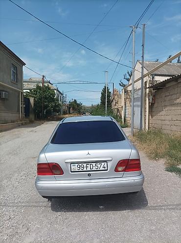 volkswagen polo 1: Mercedes-Benz E‑Class (W210) sedan – gümüş rəng. 1998 çi il 2.2 — 4