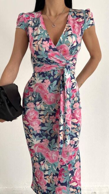 женские летние блузки цветочный принт: Платье в цветочном принте. Материал креп