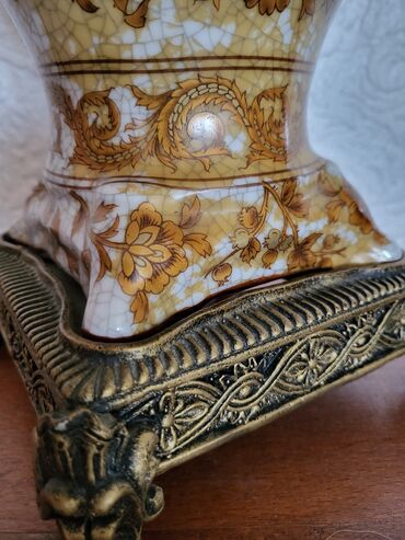 Ostali kućni dekor: Vaza nova iz 50ih god. porcelan,neka vrsta legure. rucni rad — 15