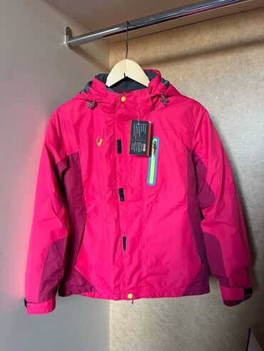 Верхняя одежда: Продаю новую универсальную горнолыжную куртку на девочку лет 9-12