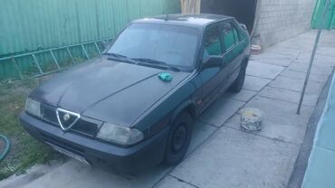 alfa romeo 159 1 9 jts: Автомобиль Alfa Romeo 33, хэтчбек, в черном цвете. Кузов имеет задний