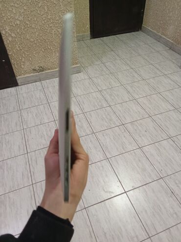 Планшеты: Планшет, Apple, память 64 ГБ, 9" - 10", Wi-Fi, Классический цвет - Серебристый — 3