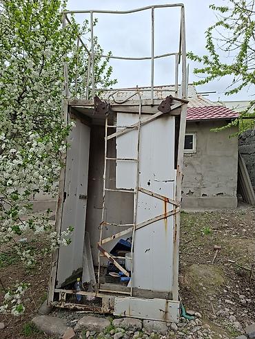 Металлический каркас с ограждением и лестницей (вышка/площадка) с