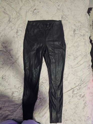 pantalone helanke tamno borda bojaa: Sve djuture za 2000
Novo ili jednom noseno
Odgovara za M i L