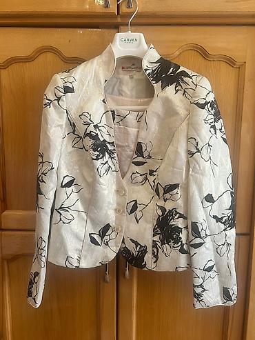 Dəstlər, kostyumlar: Zərif qadın dəsti – 3 hissədən ibarət: - Jaket: Açıq şampan tonunda — 3
