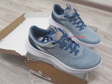 Кроссовки и спортивная обувь: Продаю мужские кроссовки LI-NING Подойдут на тренировки, для бега, или