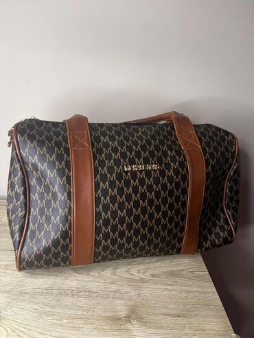 Torbe: Guess ❤️ Novčanik: Cena 1750 din. +ptt 📌 Torbica: Cena 2900 din +ptt 📌 — 10