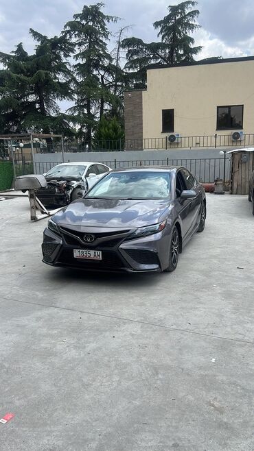 тойота камри сороковка: Седан Toyota Camry серого цвета, отличается элегантным дизайном и