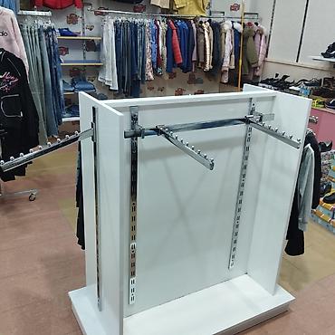 tvb group: Mağaza vitrini üçün ikiüzlü satış stendi - Material: ağ MDF korpus — 1