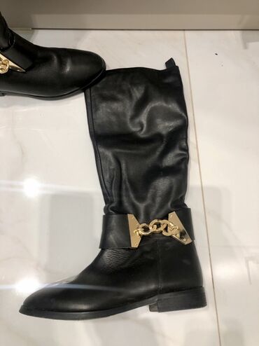 кожанные ботинки: Женские высокие сапоги из чёрной мягчайшей кожи с декоративной цепью