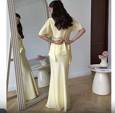 nikah: Zərif sarı rəngdə uzun atlas dəstı - Material: ipək effektili, parlaq — 2