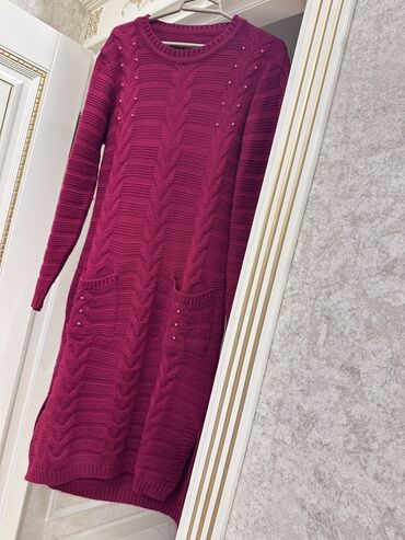 Dəstlər, kostyumlar: Qadın geyim dəsti – 4 parçadan ibarət 1) Açıq mavi, düz kəsimli jeans — 8