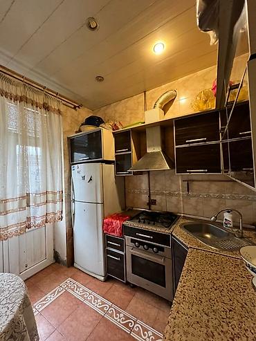 Mənzillər: Bakı, 3 otaqlı, Köhnə tikili, m. Elmlər Akademiyası, 90 kv. m — 8