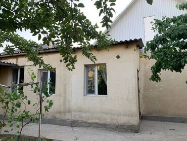 дом продаю ак орго: 100 кв. м, 3 бөлмө, Забор, тосулган, Унаа токтотуучу жай