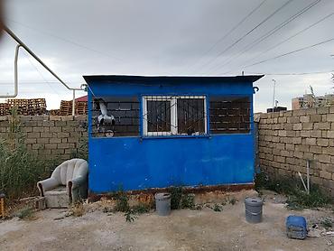 Konteynerlər: Metalkarkaslı kiçik konteyner/vaqon - Ölçü təxmini: 2.5 x 4 m (tek — 2