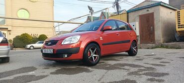 Скупка авто: Kia Rio hatchback, qırmızı rəng. - Kuzov: 5 qapılı hatchback, qara