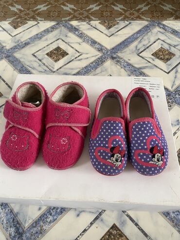 зимняя обувь детская: Тапочки для садика. 
 
Фиолетовые с микимаусом 26 р

Розовые 25 р