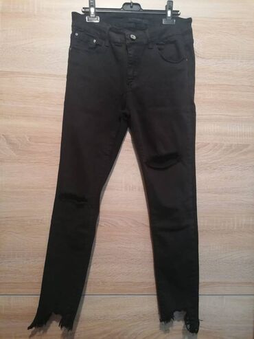 pantalone pamuk polyester: Crne uske farmerke, pocepane na nogavicama i na kolenima. Cena : 1000