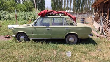 зимние шины на ниву 21214: Автомобиль ВАЗ-2101, модель "Жигули", зеленого цвета, с кузовом седан