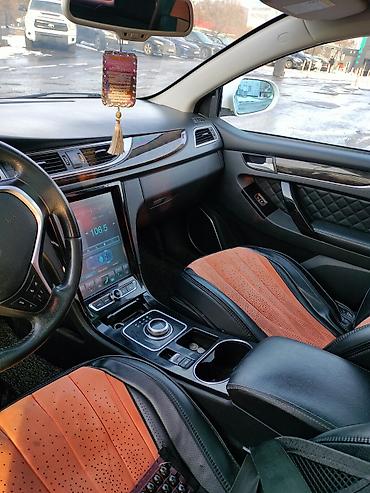 Другие автомобили: Седан белого цвета, правый/левый руль не указан, кузов — 4‑дверный — 3