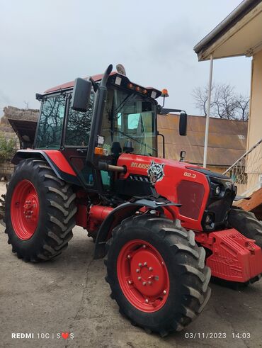 yto traktor: Qırmızı rəngli, Belarus istehsalı olan 82.3 model traktor. Geniş
