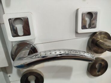 suseli demir qapilar: Qapı dəstəyi və açarlıq dəsti - Material: metal ərintisi, parlaq xrom