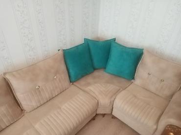 taxt işlənmiş: Künc divanı – bej rəngli, yumşaq parça üzlüklə - L‑şəkilli dizayn, 3 — 2