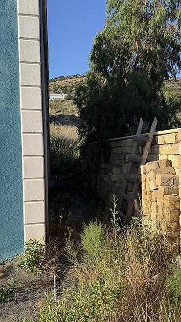 bayılda ev: Bayıl qəsəbəsində yanaşı yerləşən 2 ayrı həyət evi satılır. - Hər ev — 6