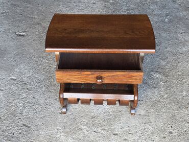 Stilski klub stolovi: Drveni stočić s policom za časopise i fiokom - Materijal: masivno — 4