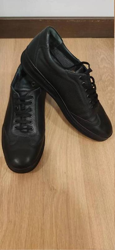 vans ayaqqabi: İdman stilli ayaqqabı. Türkiyə istehsalıdır. Üstü qalın lakin yumşaq — 1