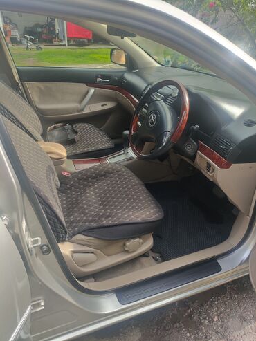 Другие автомобили: Серебристый седан Toyota Premio. Автомобиль оснащен четырьмя дверями — 13