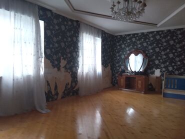 Həyət evləri və villaların satışı: Satılır: yaşayış evi və yanında fəaliyyət göstərən kiçik market binası — 21