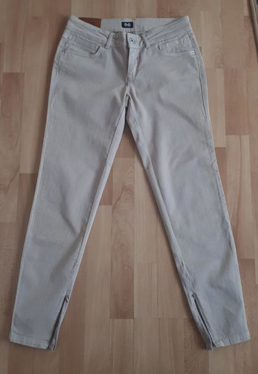 zenske kargo pantalone: D&G original farmerke krem 27 br.Potpuno nove. Obe imaju rajfeslus