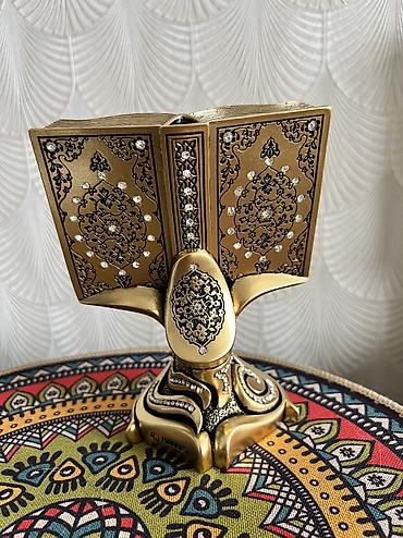 dini suvinir: Dini suvenir, Qurani Kerim. Bürünc rəngində. Hundurluyu 13 sm — 2