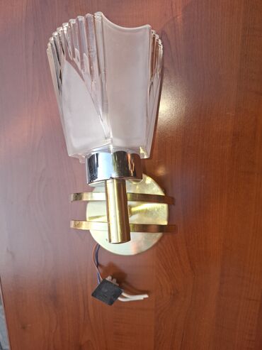 Bra, divar lampaları: Şüşə kölgəli, şirli metal əsaslı, dekorativ qızılı detallı bir divar — 5