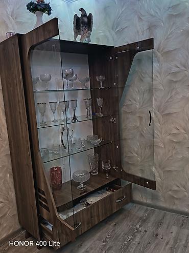 Təcilli satılır Şüşəli vitrin dolabı (laminat/MDFlam görünüşlü), ön