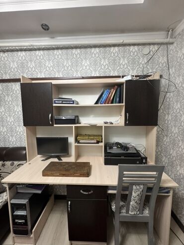 фабричный компьютерный стол: Компьютердик үстөлү, Колдонулган, Текчелери бар